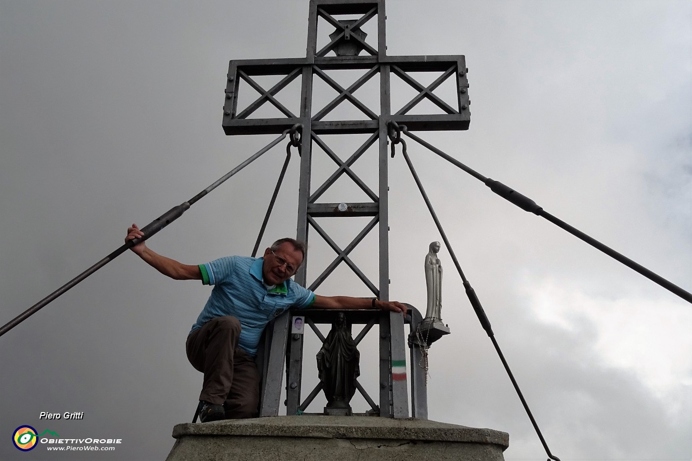 87 Croce di vetta del Pizzo Tre Signori (2554 m).JPG